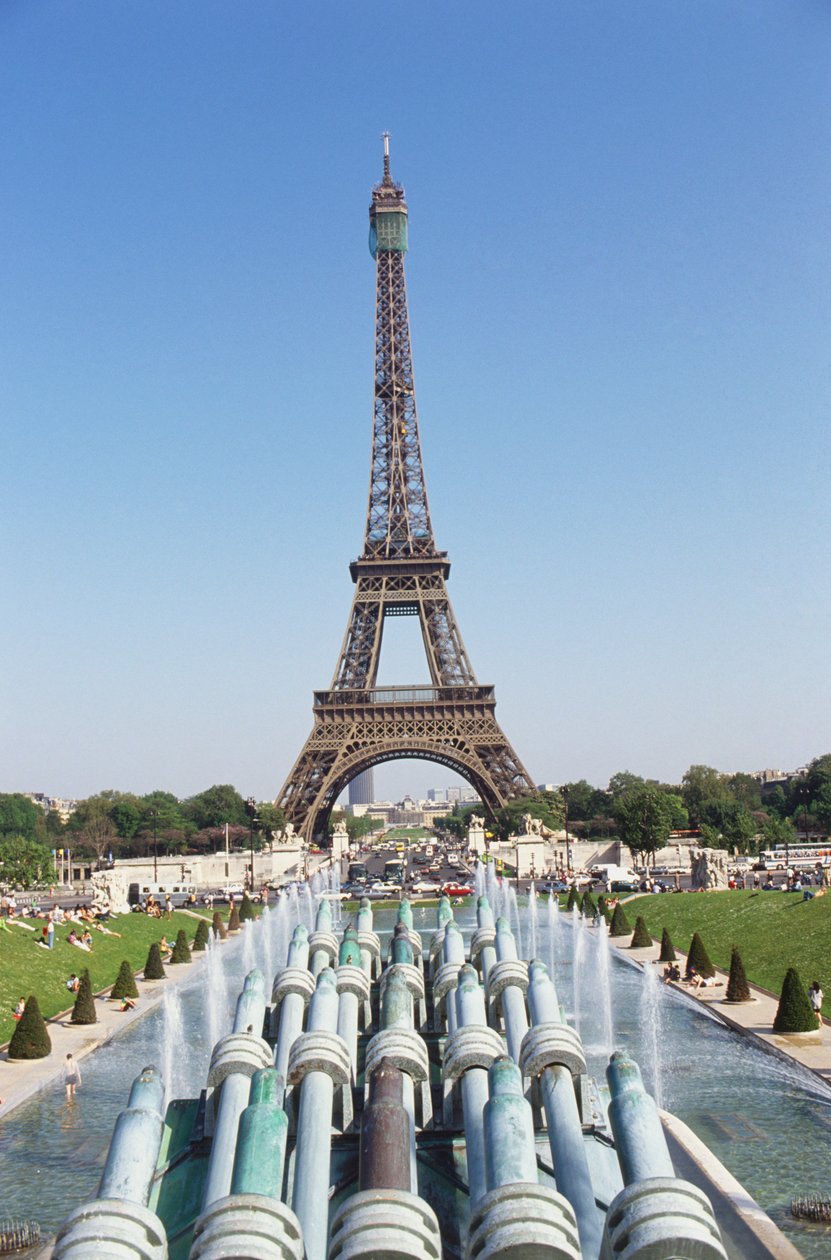 Frankrig, Paris, Eiffeltårnet fra Trocadero, står over broerne og springvandene i det omkringliggende parisiske bybillede. af Unbekannt