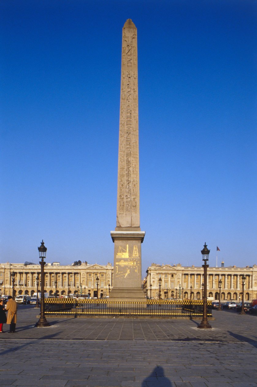 Frankrig, Paris, Obelisk af Luxor ved Place de la Concorde, egyptisk obelisk, der tårner sig op over bygning, dækket af forgyldte hieroglyfiske graveringer. af Unbekannt