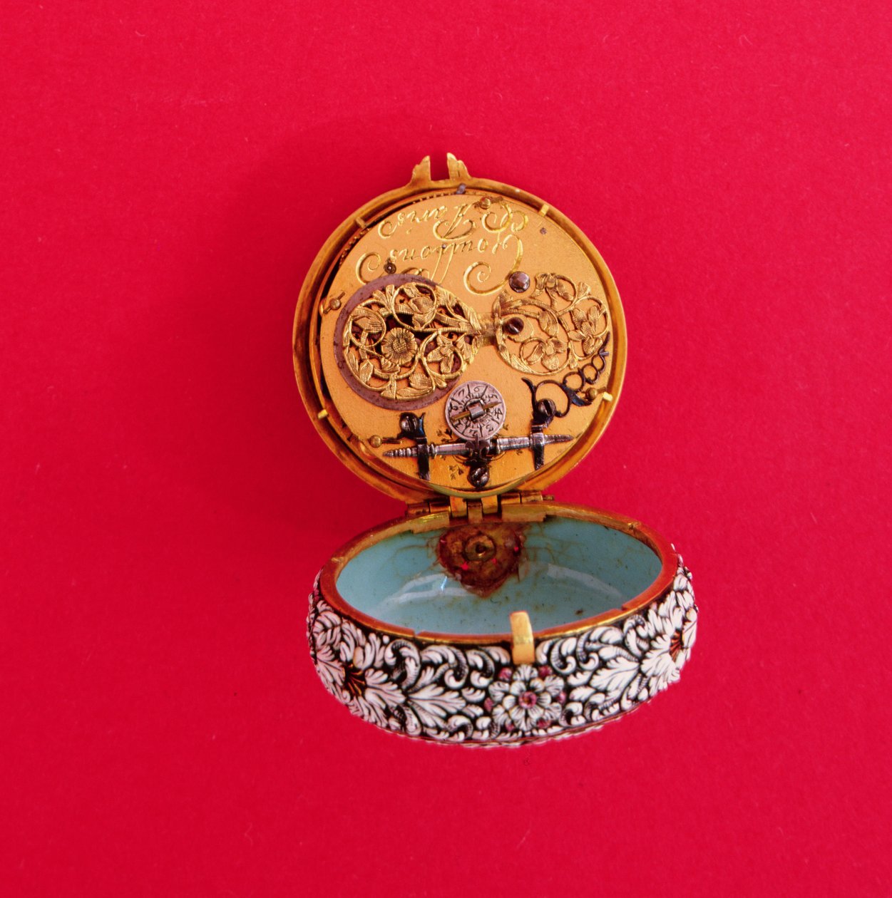 Fransk lommeur med guldkasse emaljeret i relief med hvide blomster og blade med sorte markeringer, af Goullons, ca. 1650 (viser inderplade, se også 66857) af Unbekannt