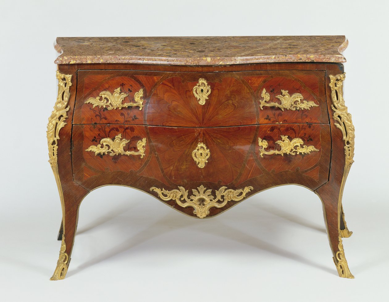 Fransk serpentin commode med forgyldte bronzemonteringer og marmor top, c.1740 af Unbekannt