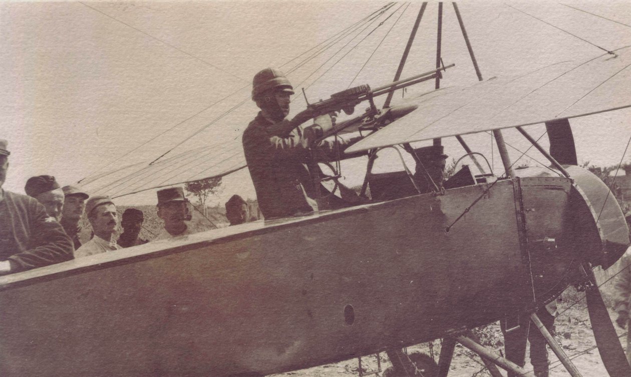 Franske soldater omkring maskingeværet på et fly - 1915 af Unbekannt