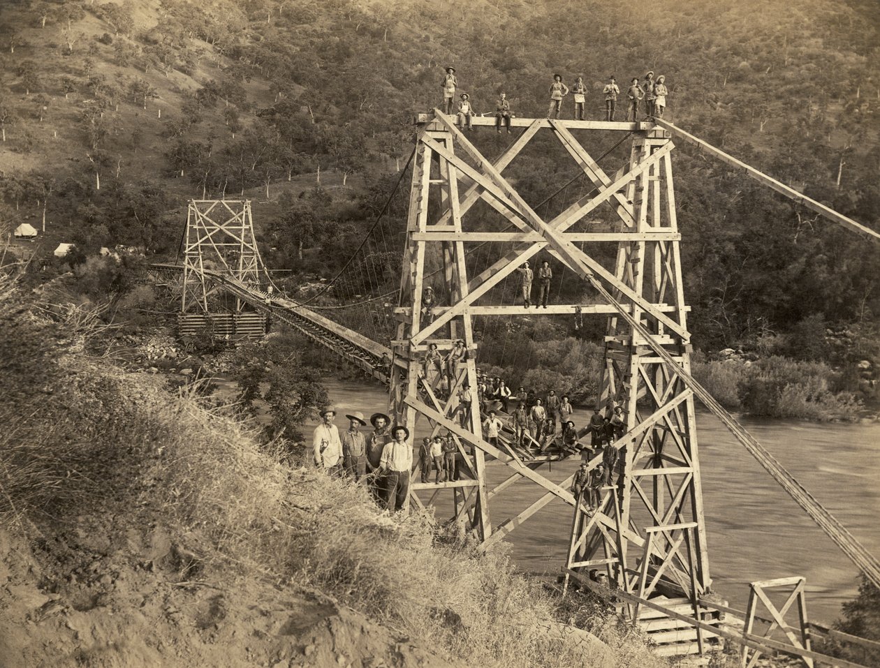 Fresno, Californien: 1890 Dette fotografi af C.C. Curtis viser Smith og Moore-broen over Kings River, som er en del af rende bygget af Hiram T. Smith og Austin D.Moore, for at transportere tømmer til Sierras for deres firma, Kings River Lumber af Unbekannt