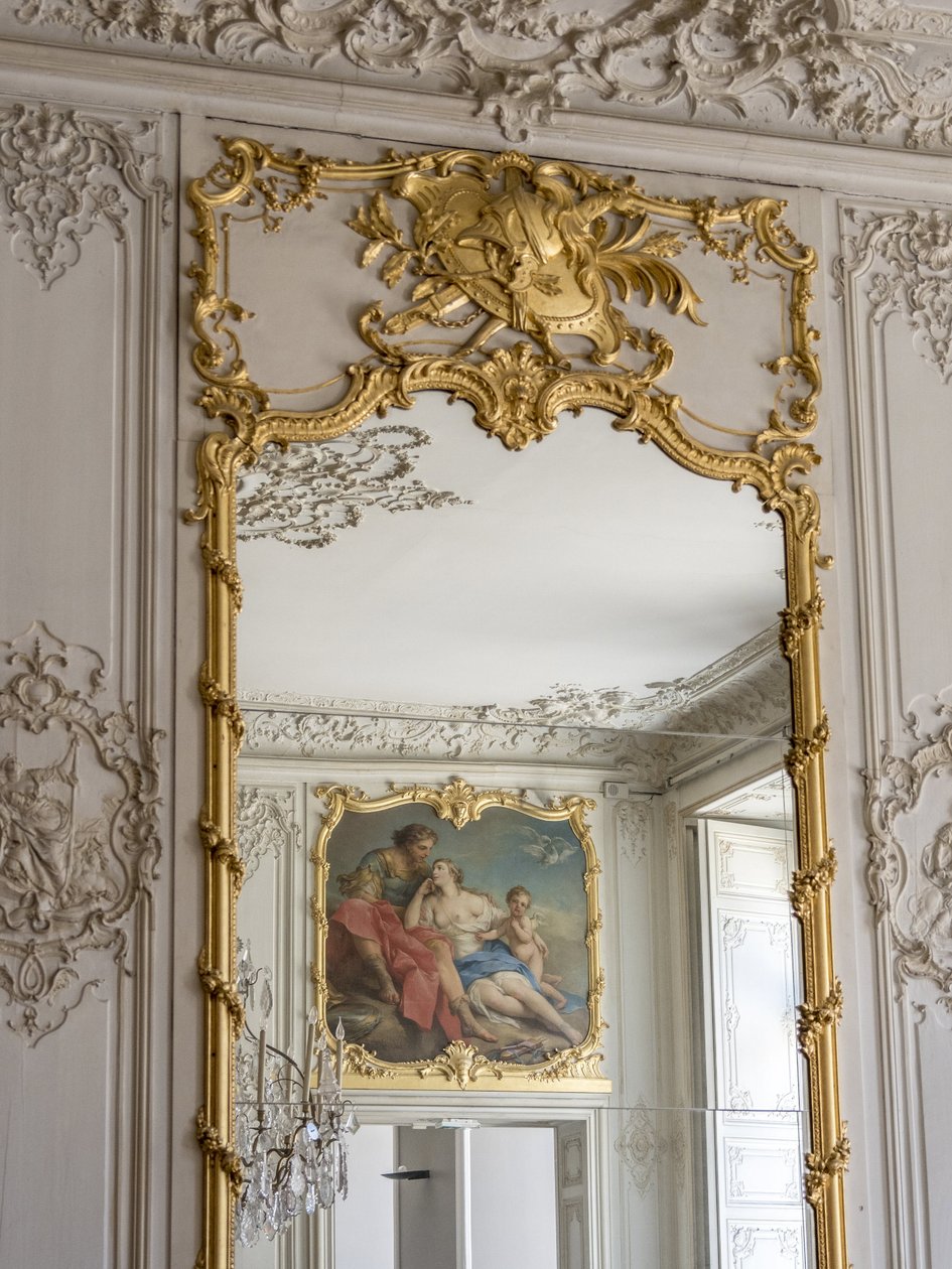 Spil med is og spejle, afspejling af Aurore og Cephale, Maleri af Francois Boucher (1703-1770). Prinsens værelse. Hotel de Soubise, Paris af Unbekannt