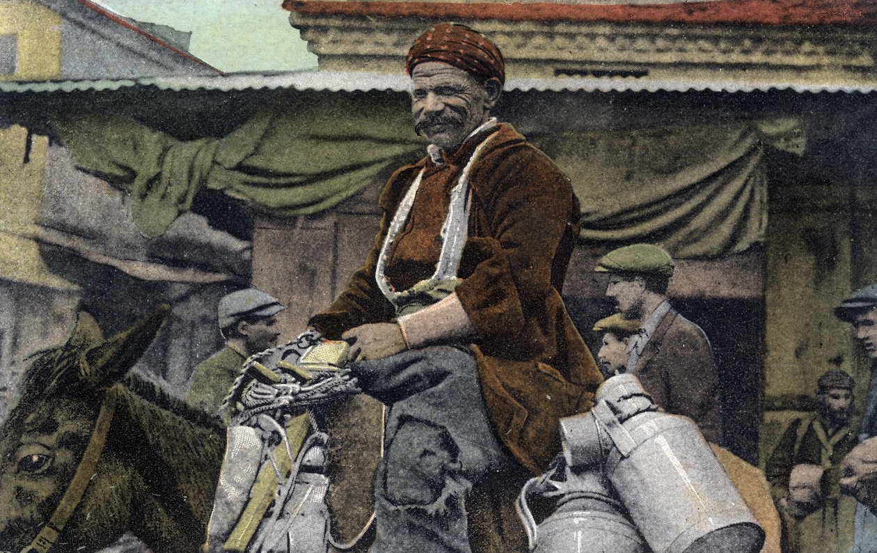 Grækenland, Saloniki (eller Thessaloniki): smilende mand rider på et æsel, med dåser, på marchpladsen - Postkort 1914-1918 af Unbekannt