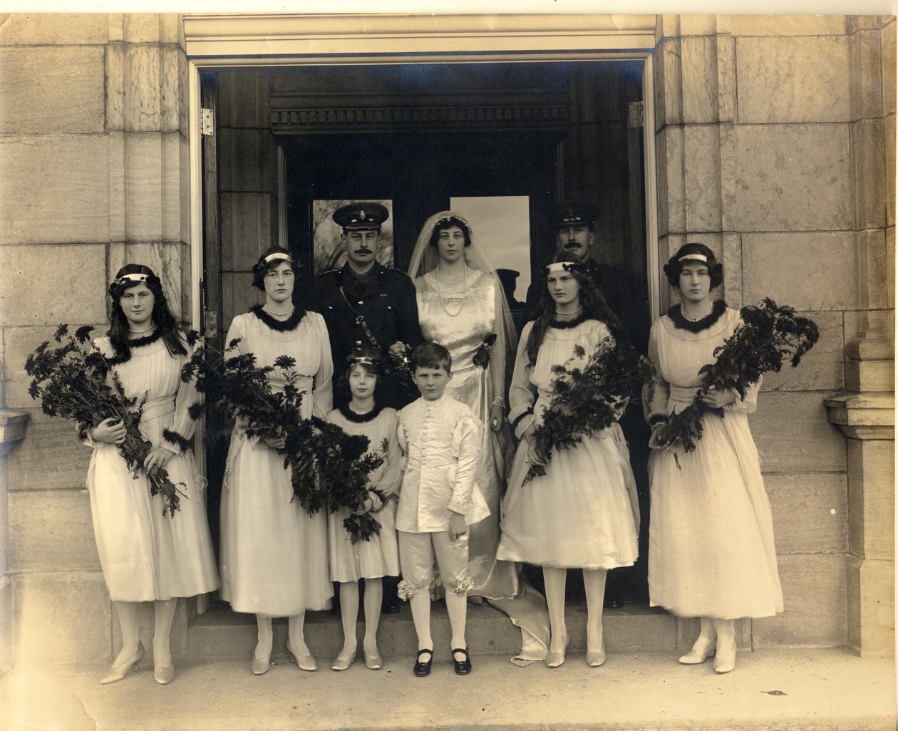 Gruppebryllupsfotografi af Lady Maud Cavendish og kaptajn Macintosh af William M. Timlin