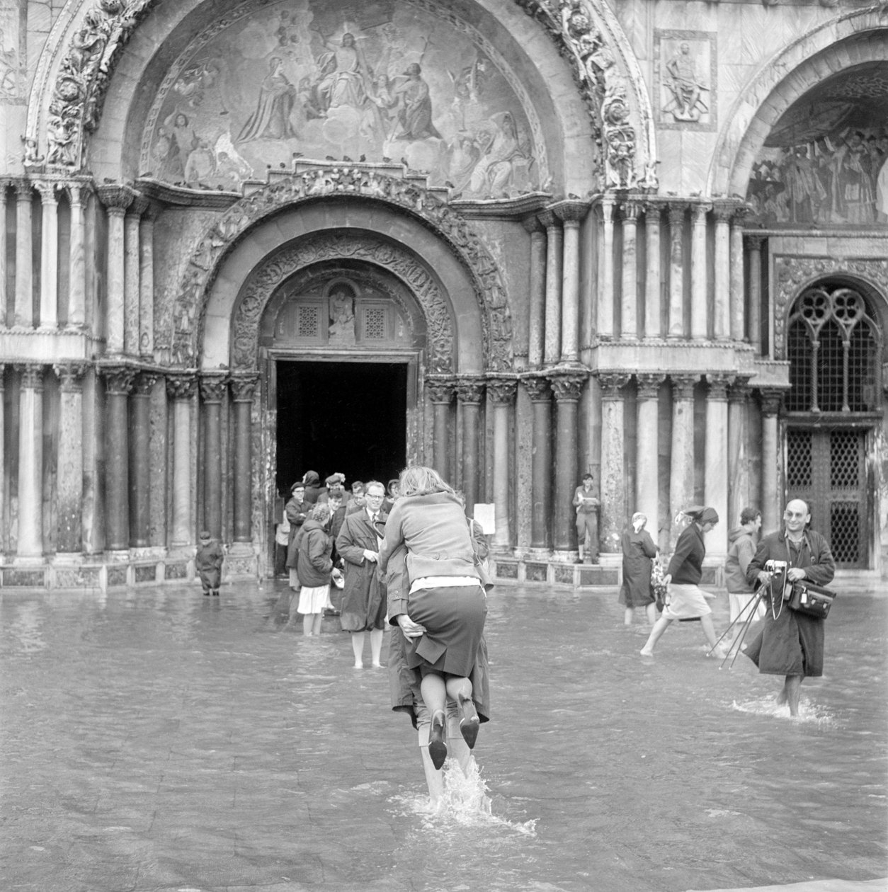 HØJVANDE I VENEDIG (acqua alta eller oversvømmelser), Markuspladsen af Unbekannt