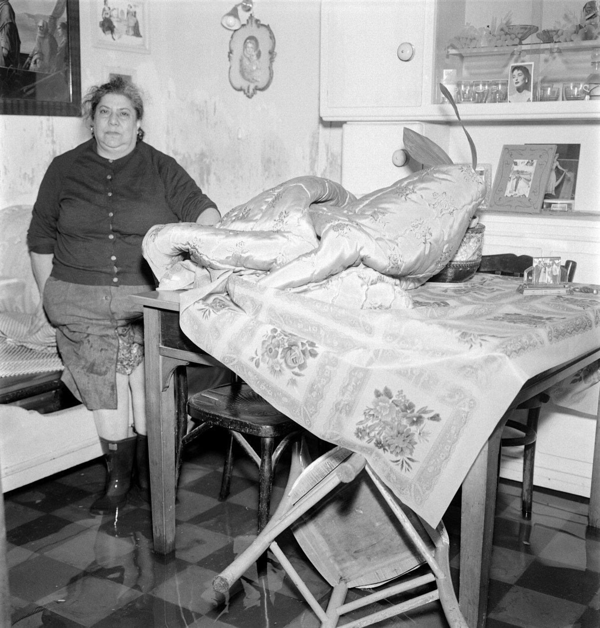 HØJVANDE I VENEDIG (acqua alta eller oversvømmelser): en beboer i hendes hus. 1962 Venedig af Unbekannt
