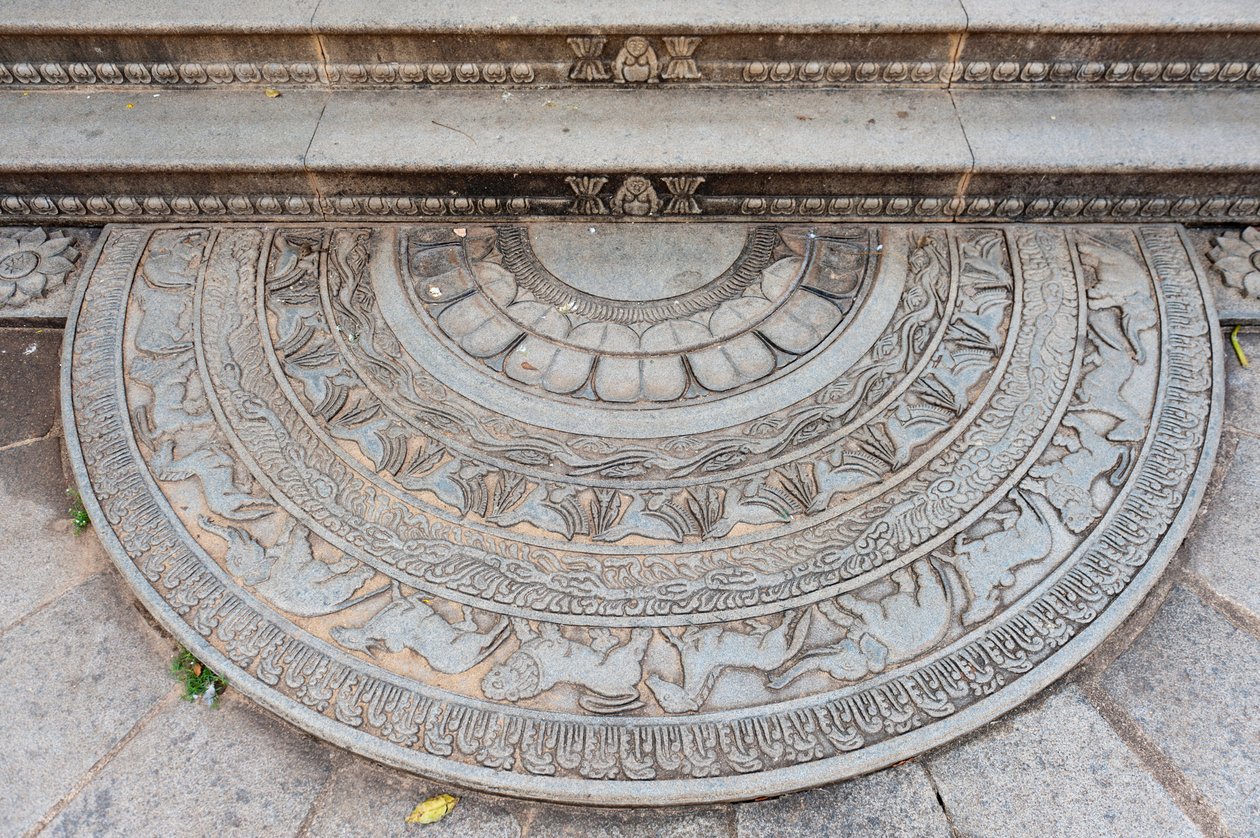 Historisk sten-relief; prydsten dekoreret med dyr i bunden af en trappe; månesten ved Jaya Sri Maha Bodhi; Anuradhapura; Sri Lanka; Asien af Unbekannt