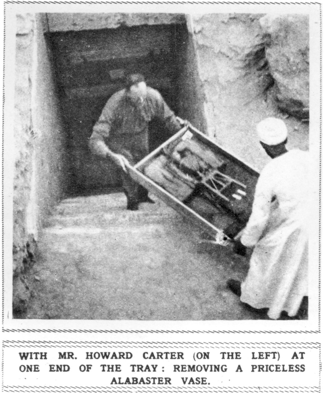 Howard Carter (1874-1939) Fjerner skatte fra Tutankhamons grav af Unbekannt