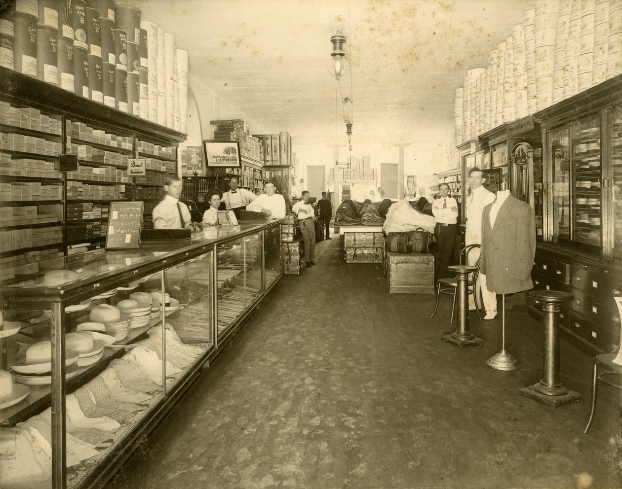 Interiør af John Sewell & Co. Shoe Store på 304-6 12th Avenue (Flagler Street), ca. 1910 (s/h foto) af Unbekannt