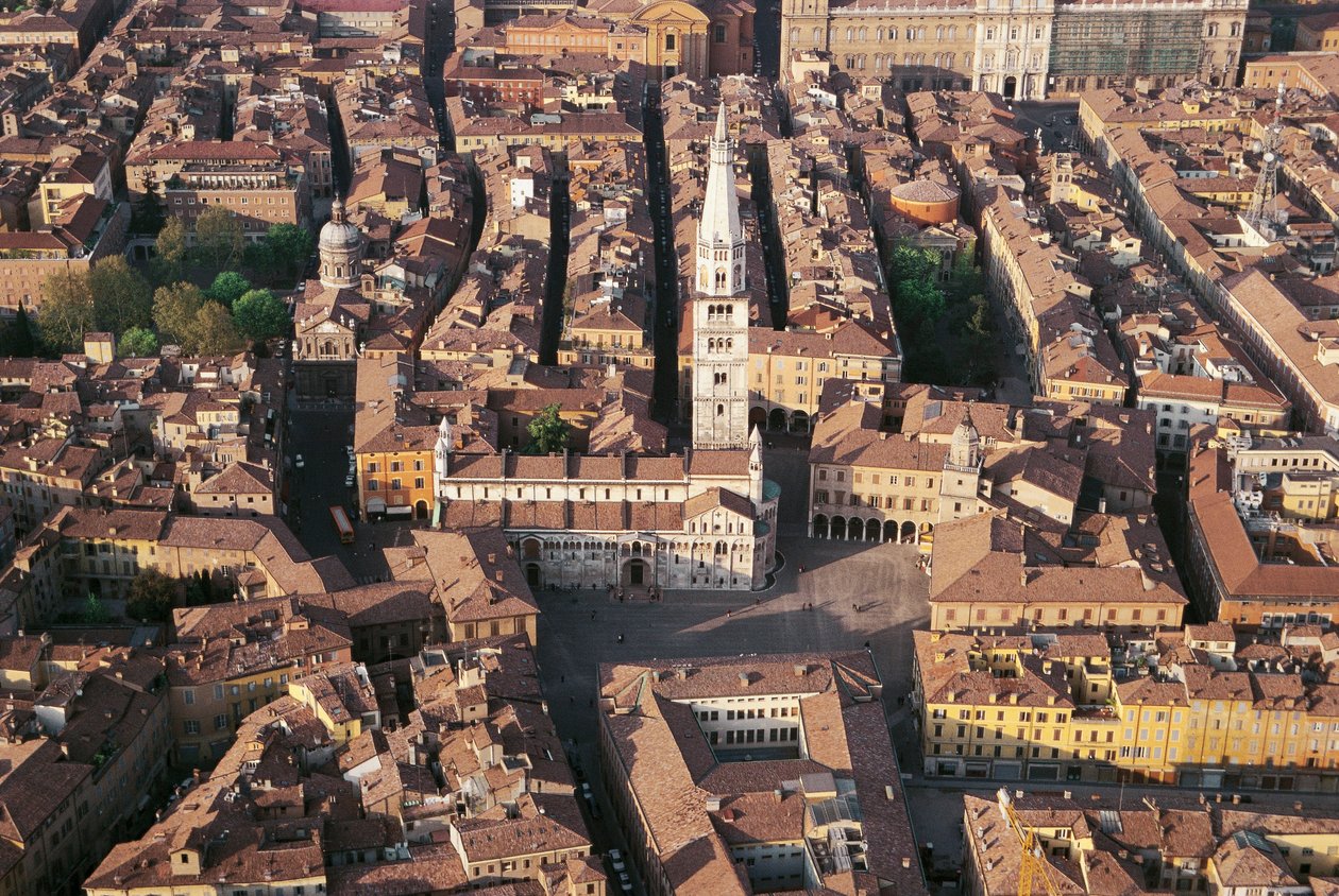 Italien, Emilia Romagna, Modena, luftfoto af byen med katedralen af Benjamin Baud