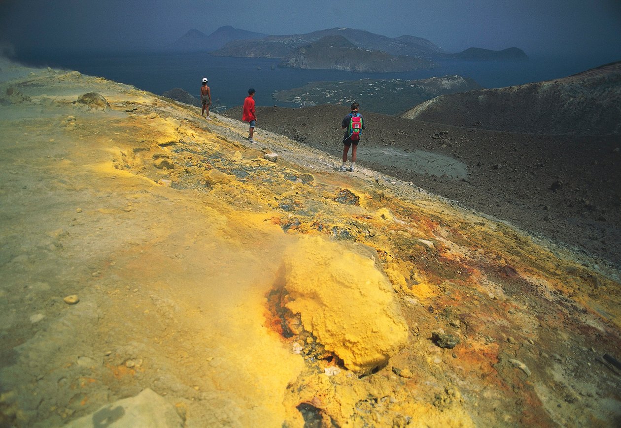Italien, Sicilien, De æoliske øer, Messina, Vulcano-øen, svovlholdige fumaroler og Lipari-øen i baggrunden af Benjamin Baud