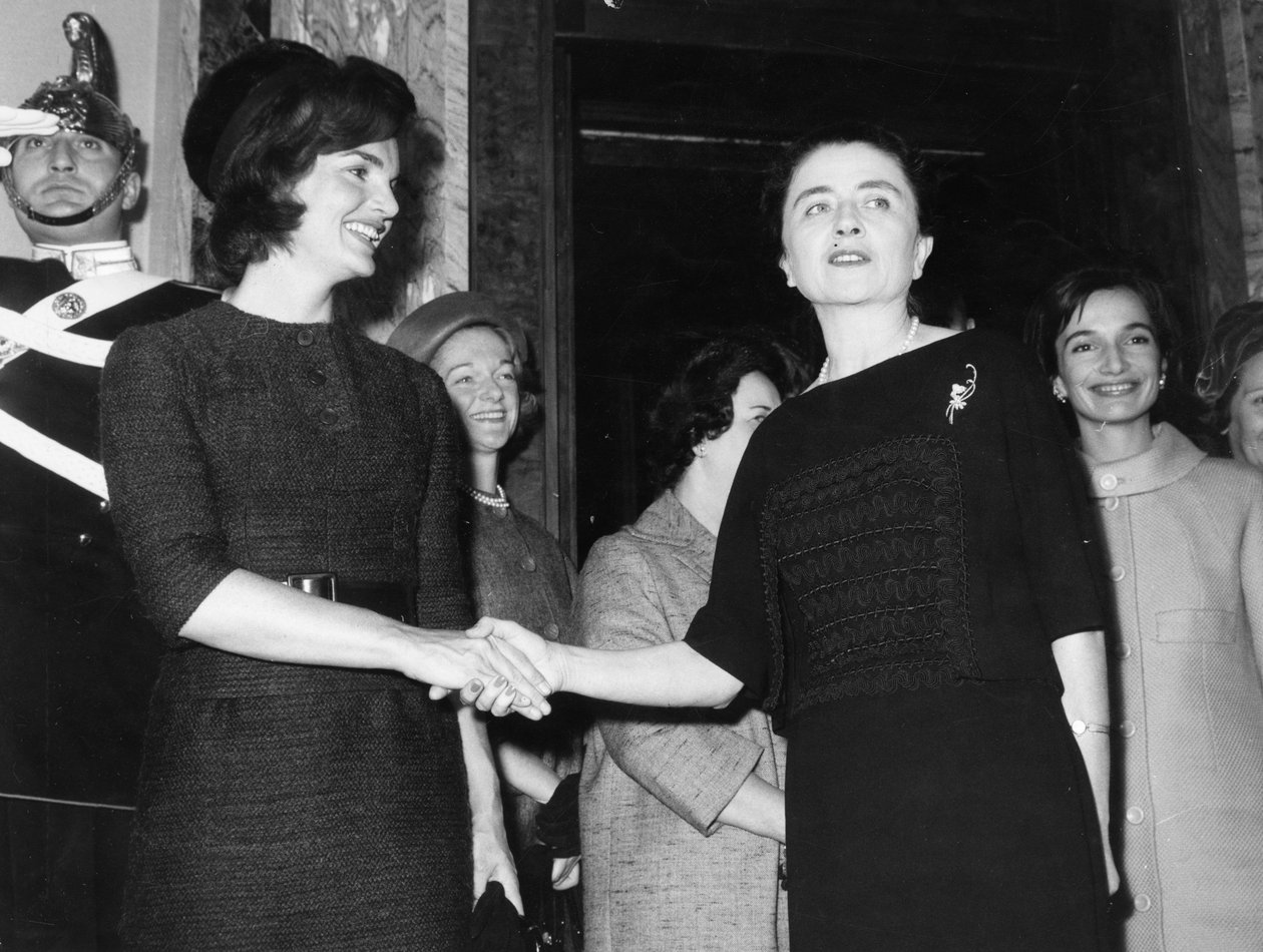 Jacqueline Kennedy med Carla Gronchi. Rom. 1962. af Unbekannt
