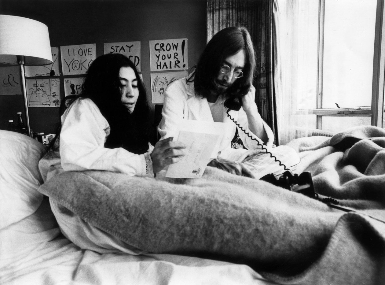John Lennon og Yoko Ono på Hilton Hotel i Amsterdam, 25. marts 1969 (s/h-foto) af Unbekannt