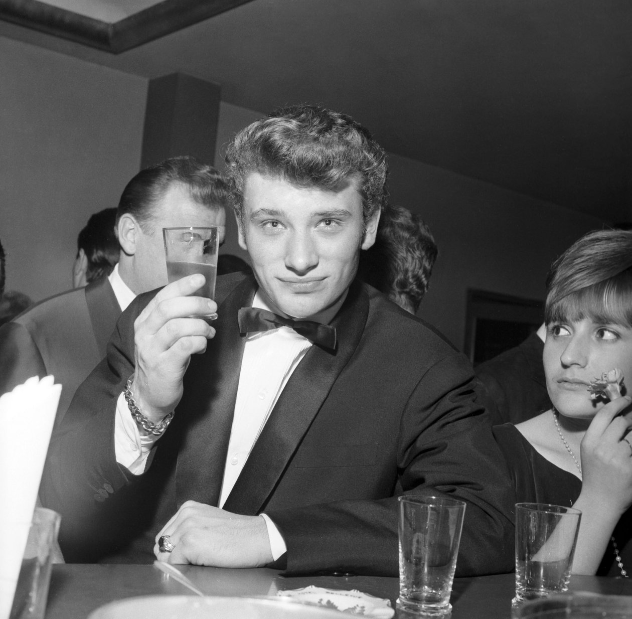 Johnny Hallyday har en cocktail i baren, Cortina d