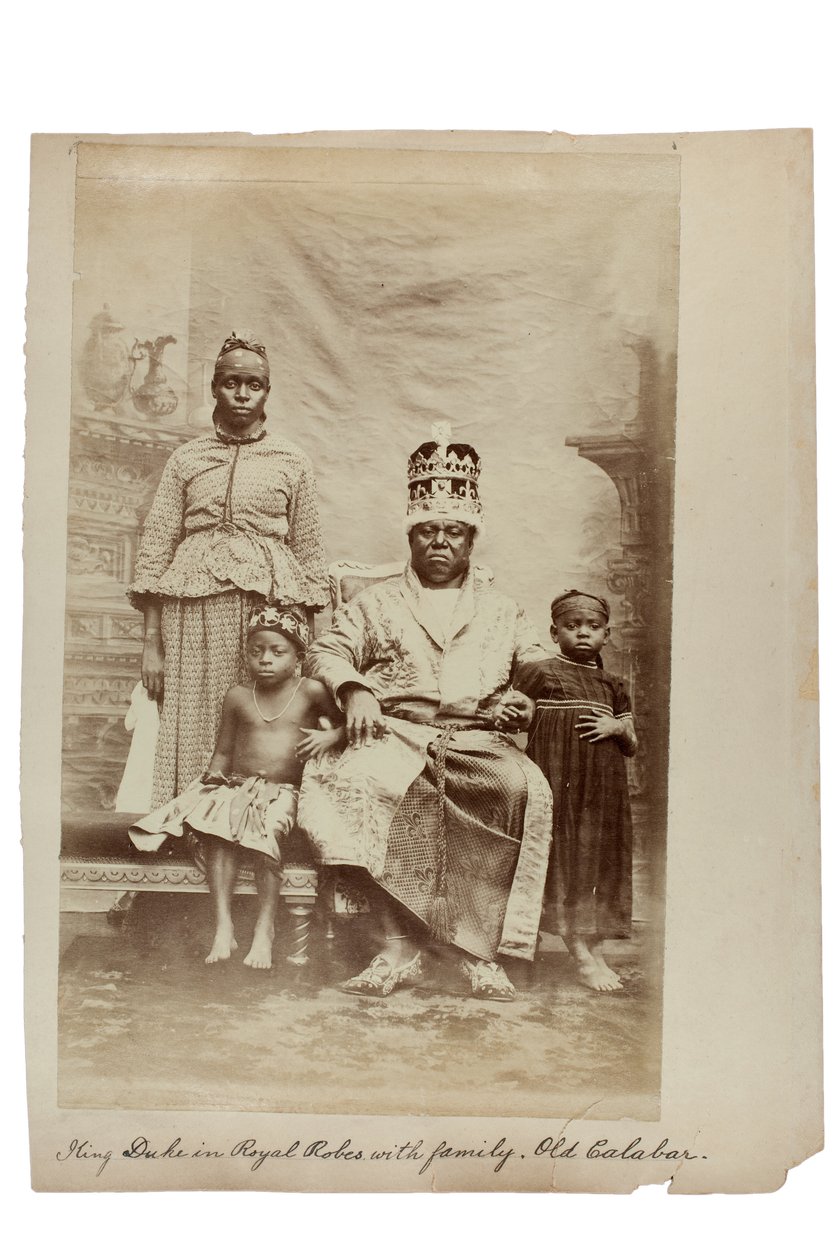 King Duke i kongelige klæder med familie, Old Calabar, Nigeria, ca. 1890 (albumin print) af Unbekannt