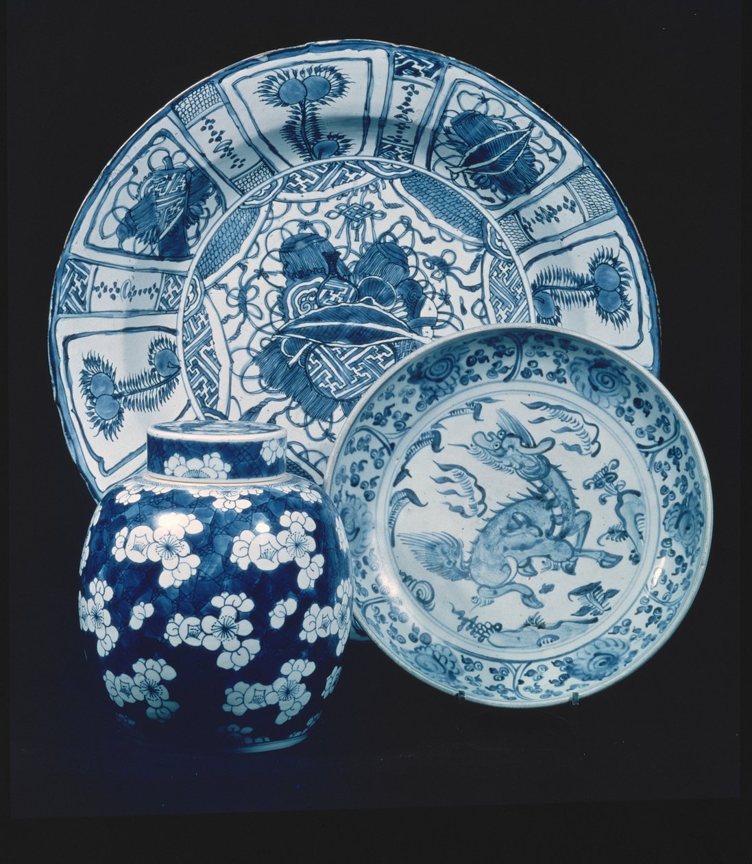 Kraak porcelæn serveringsfad, Wan Li periode (1573-1619); provinsfad, begyndelsen af det 16. århundrede; blå og hvid ingefærkrukke af porcelæn, K