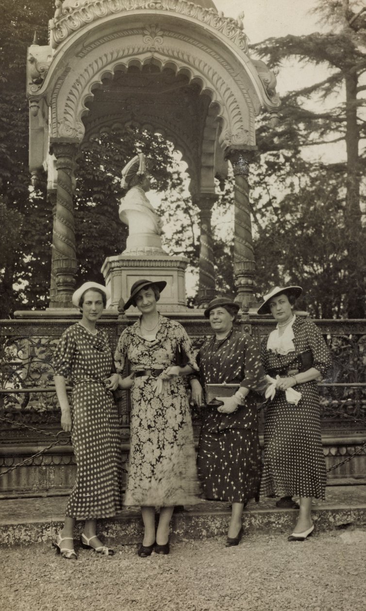 Damer poserer under monumentet for indianeren i Parco delle Cascine i Firenze af Unbekannter Künstler