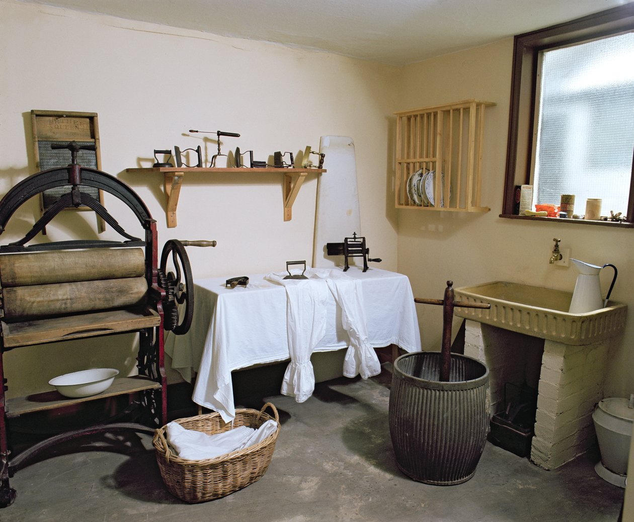 Sent victoriansk køkkeninteriør med arbejdsområde (foto) af Unbekannt