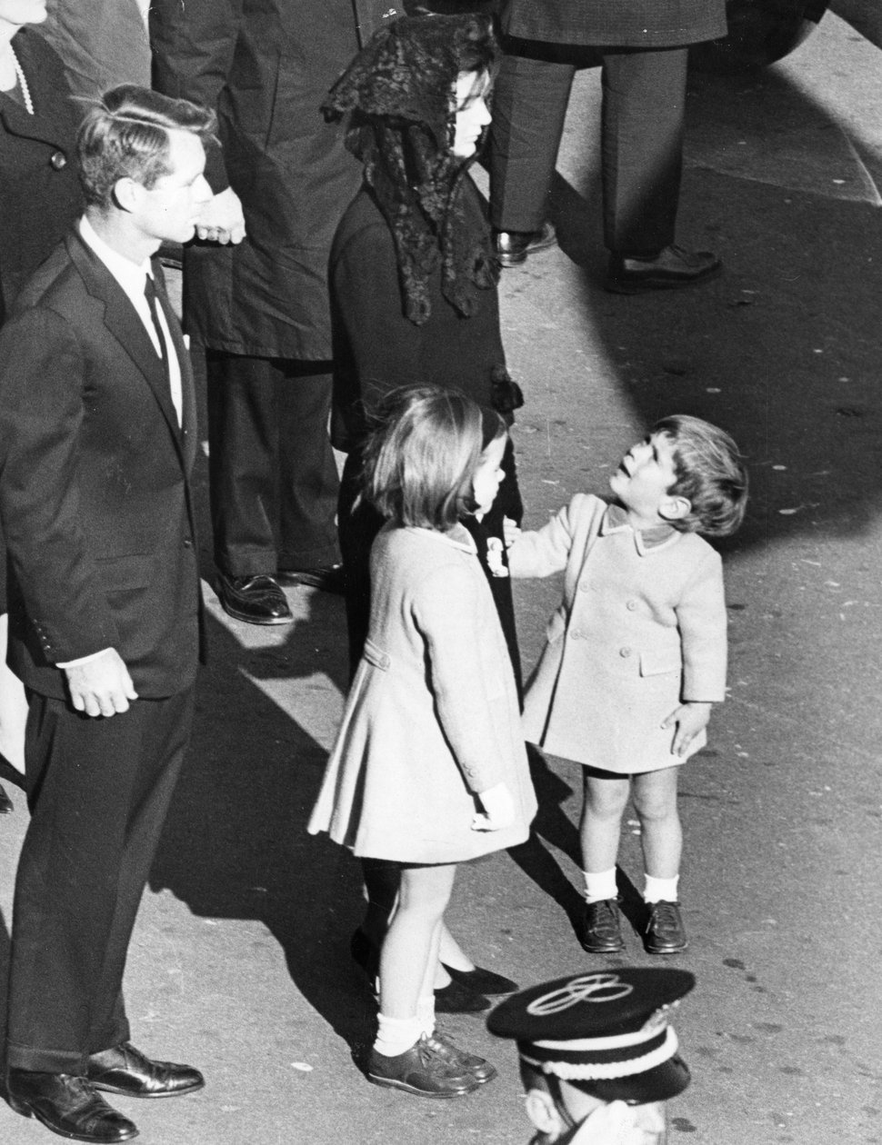 Lille John Kennedy kigger op på sin mor, som for at sige: 