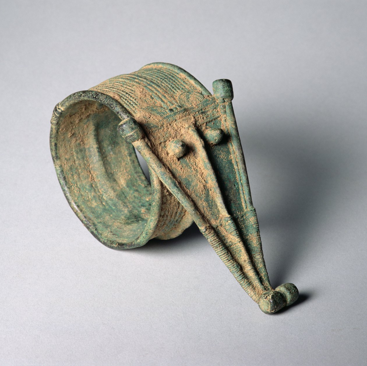 Lorhon-armbånd med krokodillehoved, fra Burkina Faso eller Elfenbenskysten, sandsynligvis 1700-tallet (kobberlegeringer) af Unbekannt