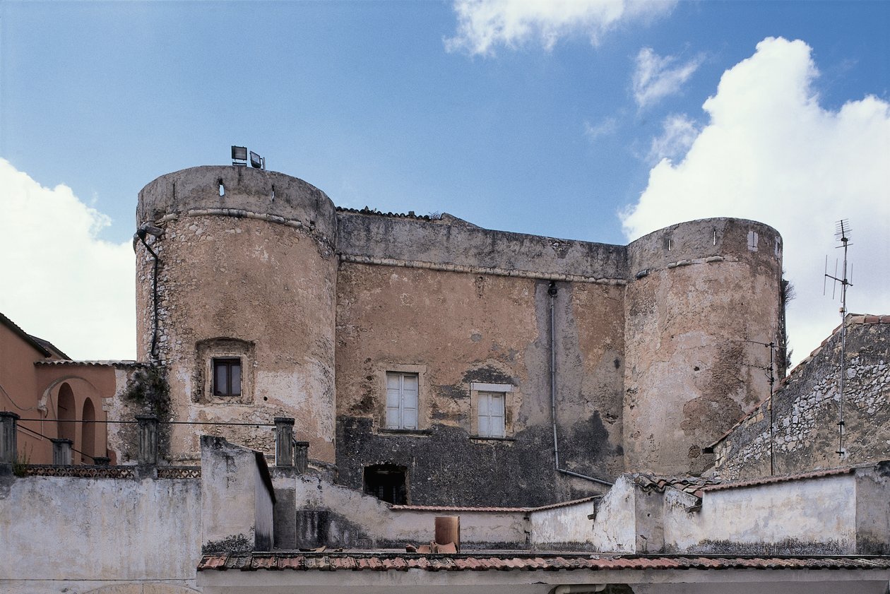 Lav vinkel udsigt over et slot, San Nicandro Garganico, Gargano National Park, Puglia, Italien af Benjamin Baud