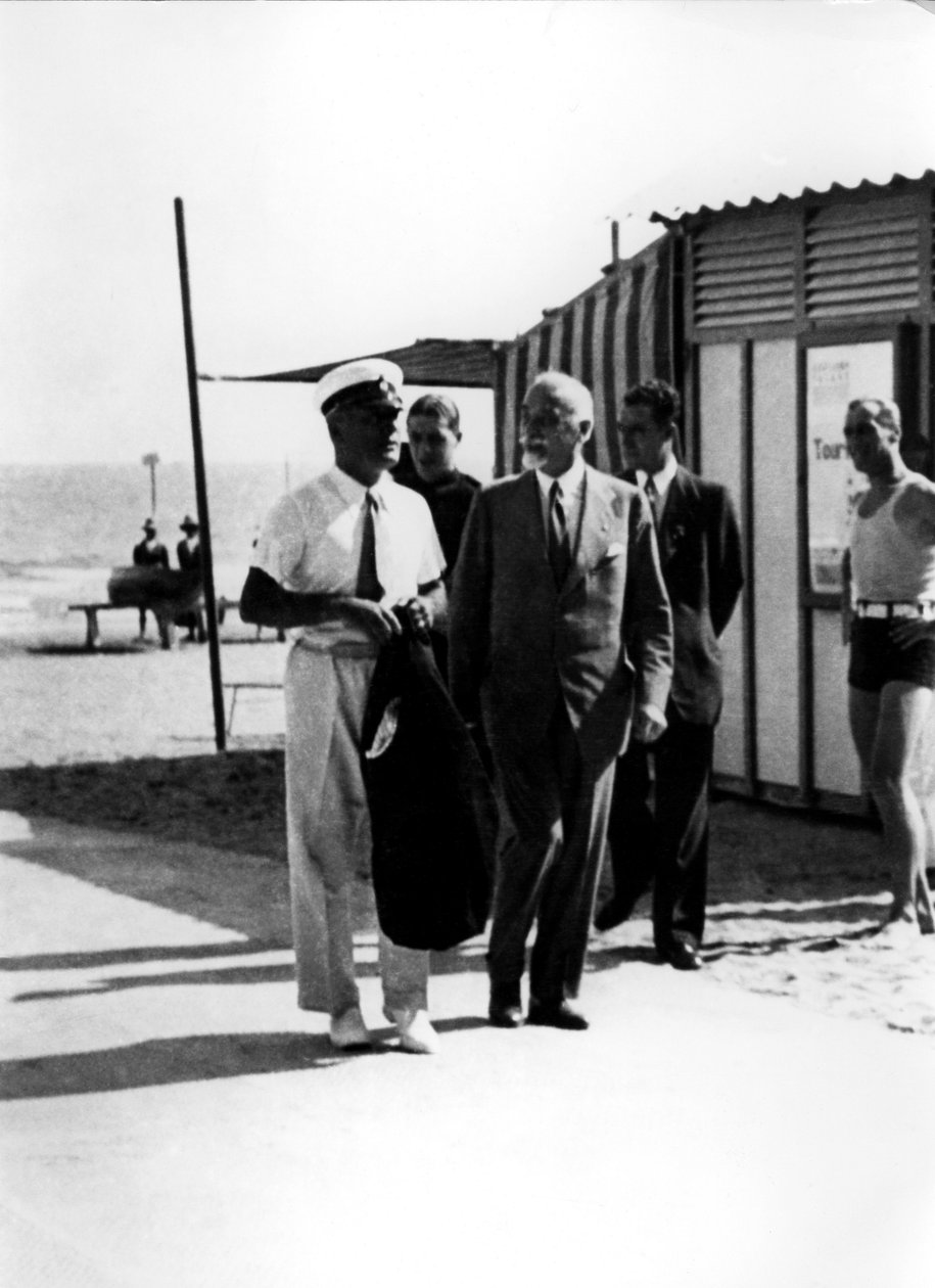 CINEMA UDSTILLING år 1930: dupen BENITO MUSSOLINI på LIDO med grev GIUSEPPE VOLPI DI MISURATA Venedig af Unbekannt