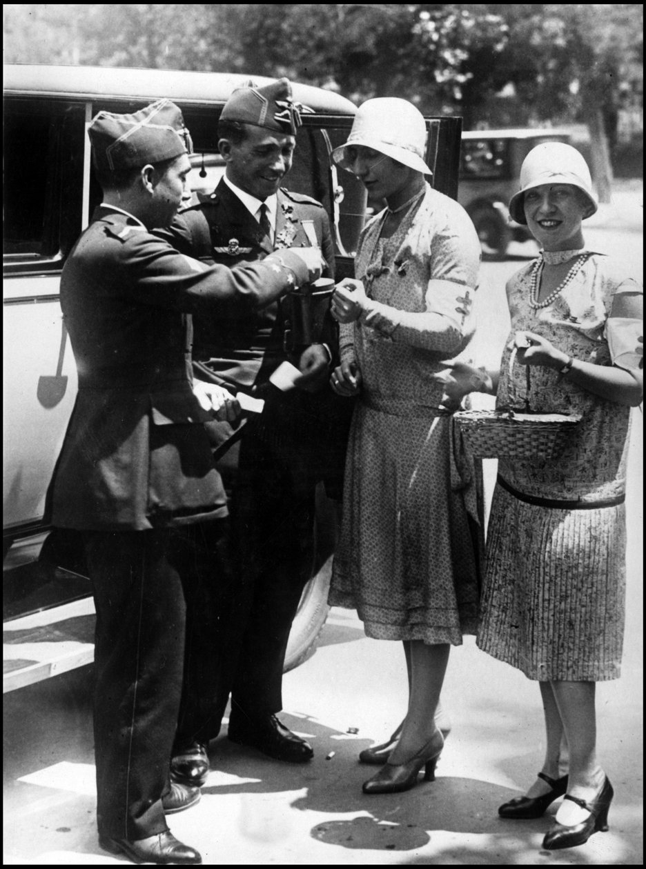 Madrid (Spanien) juni 1929: De to spanske piloter Jimenez og Iglesias, der vender tilbage fra deres rejse til Sydamerika (De krydsede Atlanten mellem Sevilla og Brasilien i begyndelsen af april) køber blomstervignetter til gavn for det trængende Madrid af Unbekannt