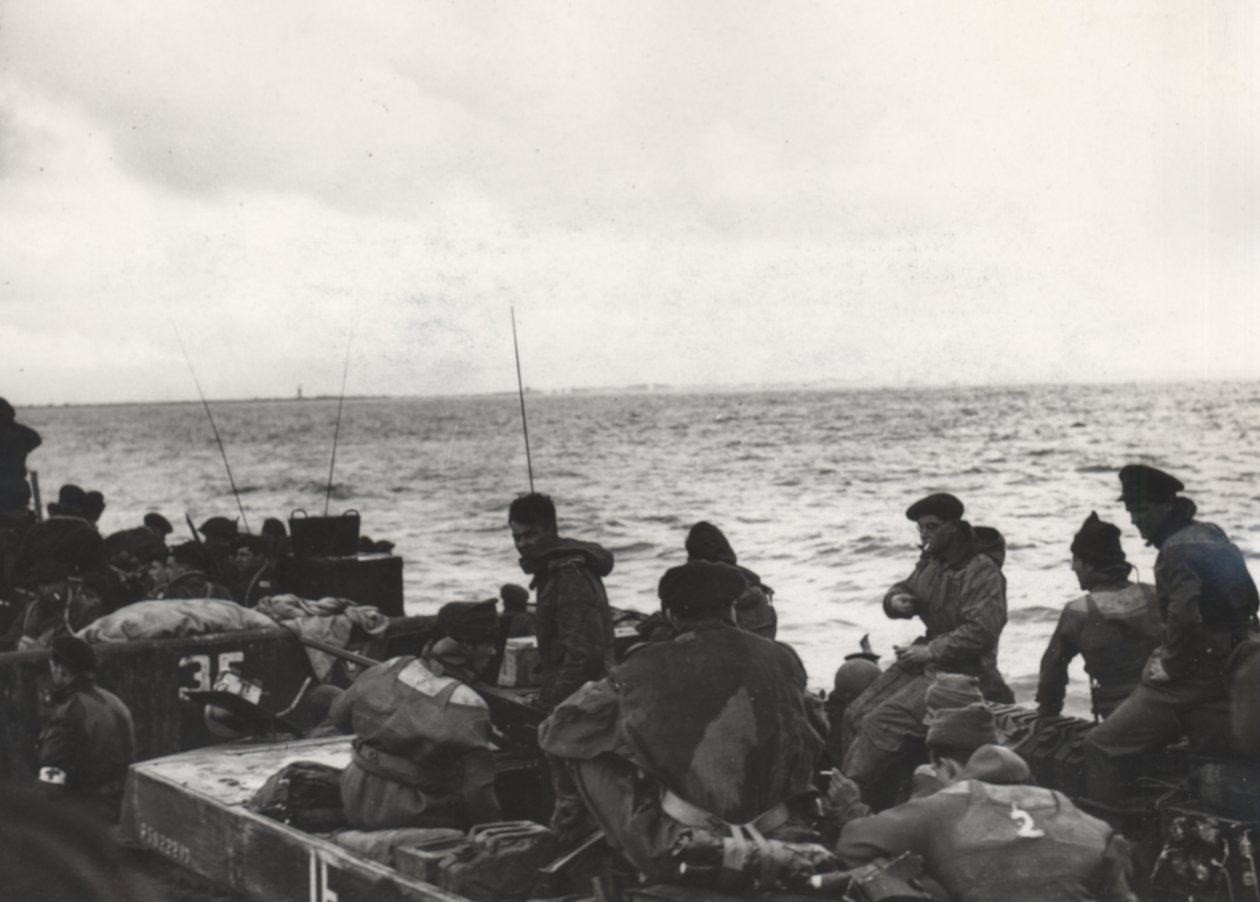 Marinesoldater på 41 (RM) Commando ombord på LCT (Landing Craft Tank) 532, nærmer sig Westkapelle under landingerne ved Walcheren, Holland af Unbekannt