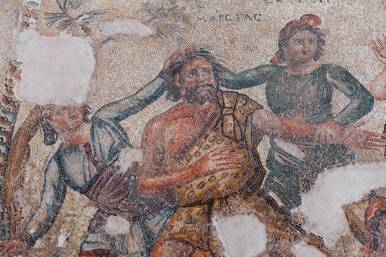 Marsyas og de to skytere eksekverer Apollos dom og fører ham mod et træ, hvor han vil blive flået levende - Detalje af det sidste øjeblik af den musikalske konkurrence mellem Marsyas og Apollo, kunstens gud - Paphos Mosaics, House of Aion, 3rd Centu af Unbekannt