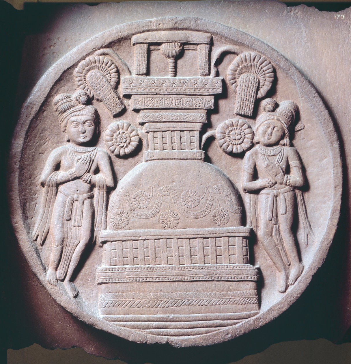 Medaljon med tilbedere, relief fra Stupa af Bharhut, buddhistisk monument, Madhya Pradesh, Indien, indisk civilisation, 2. århundrede f.Kr. af Nicolas d