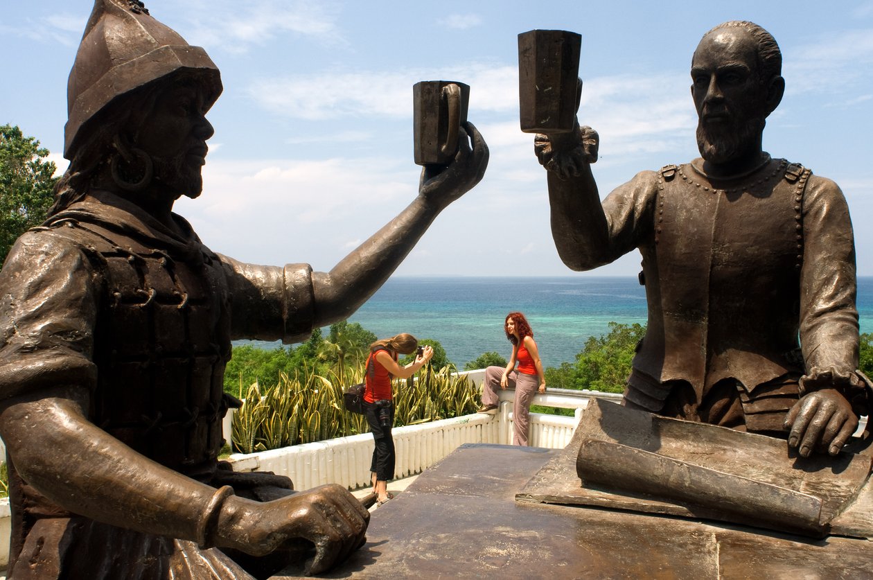 Monument kaldet Sanduguan eller blodritual, hvor en skål med blod iscenesættes mellem den spanske conquistador Miguel LÃ pez de Legazpi og Sikatuna filippineren, der formaliserer den første fredsaftale. Bool, Bohol, 2019 (foto) af Unbekannt