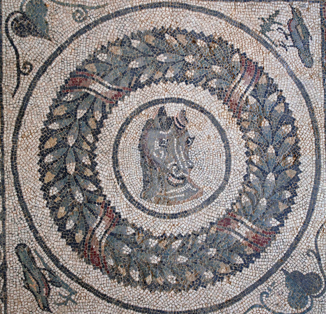 Mosaik af peristylen. Detalje, der repræsenterer et hestehoved. 3. - 4. århundrede. Roman Villa of the Casale, Sicilien. UNESCO-sted. af William M. Timlin