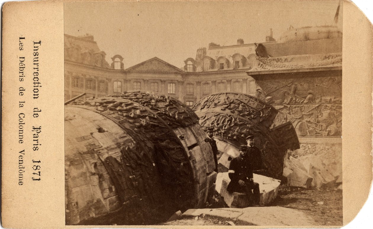 Kommune i Paris (1871): to communards poserer nær affaldet af den faldne søjle på Place Vendome i Paris. Anonym fotografering. Svag. 10,5x6,4 cm af Unbekannt