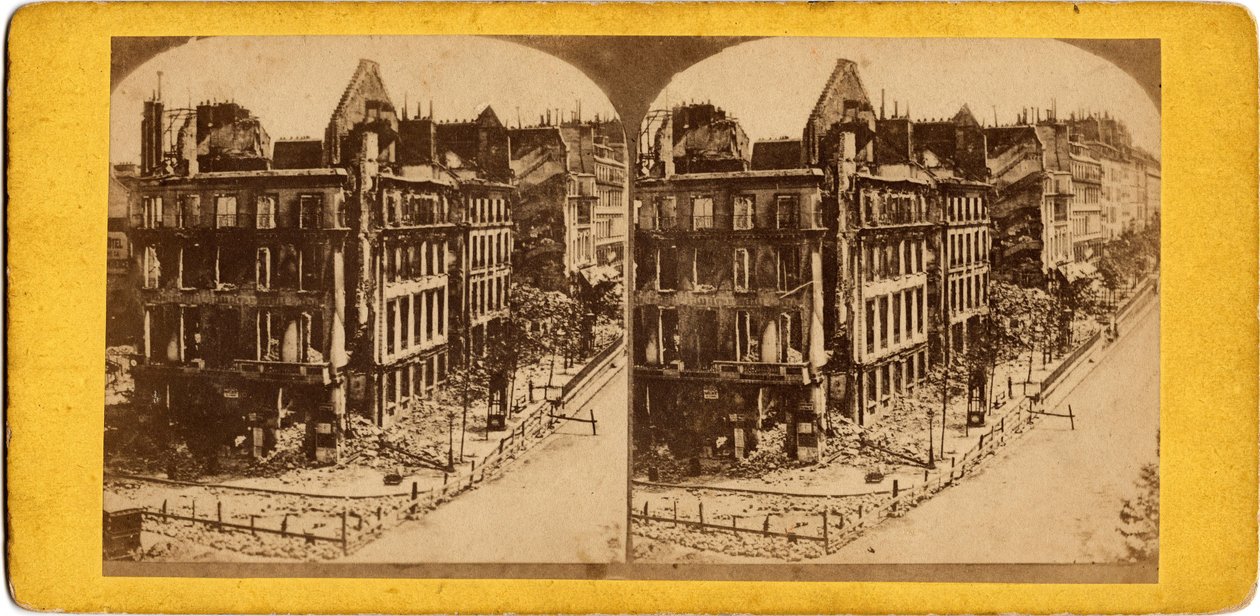 Paris kommune (1871): udsigt over Paris i ruiner. Anonym fotografering. Print på pap. Svag. 17,5x6,9 cm af Unbekannt