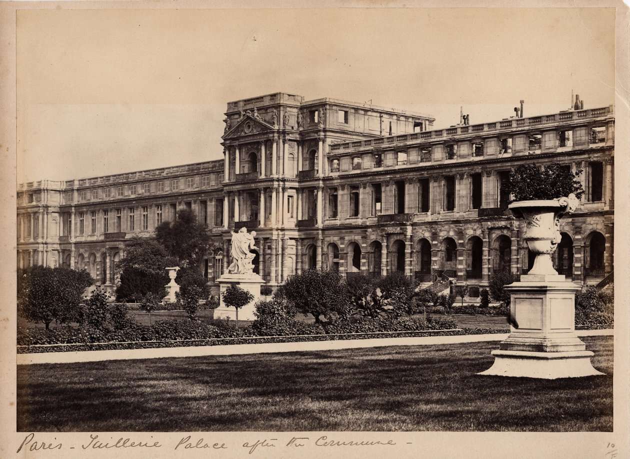 Paris kommune (1871): udsigt over Palais des Tuileries i Paris omkring maj 1871. Anonym fotografering. Tryk på pap, Dim. 29x20 cm af Unbekannt
