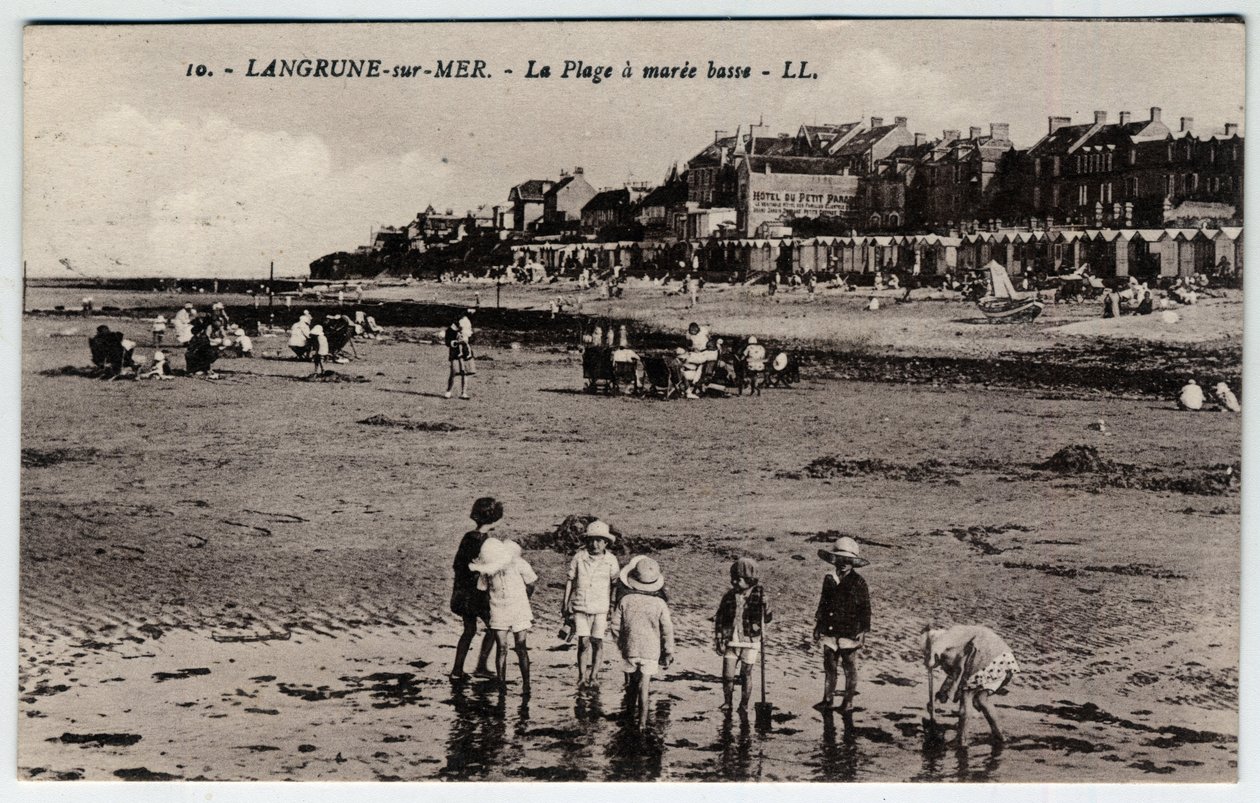 Normandiet, Calvados (14), Langrune sur Mer (Langrune-sur-Mer): en gruppe børn leger på stranden ved mareee lav Postkort slutningen af det 19.-begyndelsen af det 20. århundrede af William M. Timlin