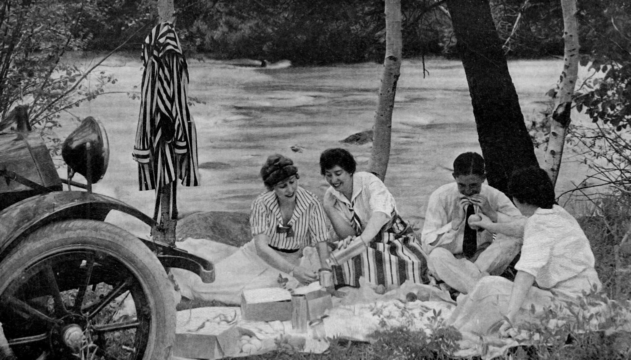 Nordamerika. Picnic-fest angriber frokostkurven under en motortur til Ozark-bjergene. 1920 af Unbekannt