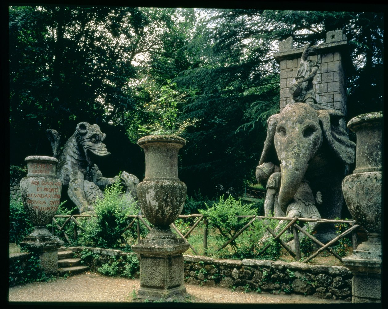 En af Hannibals elefanter og en drage, der kæmper med en løve, skulpturer fra Parco dei Mostri (Monster Park) haver anlagt mellem 1550-63 af hertugen af Orsini efter design af Giacomo Barozzi da Vignola (1507-73) (sten) (foto) (for detaljer se 6 af Unbekannt