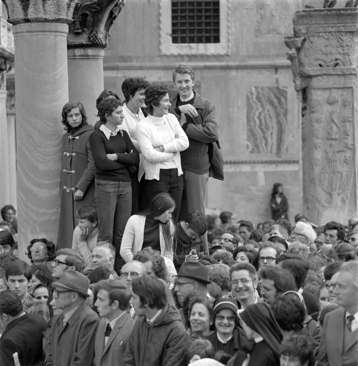 FOLK SER PÅ KARDINALEN ALBINO LUCIANI (Johannes Paul I, Johannes Paul I) MED PAVEN PAOLO VI (Paul VI) I VENEDIG - 1972 af Unbekannt
