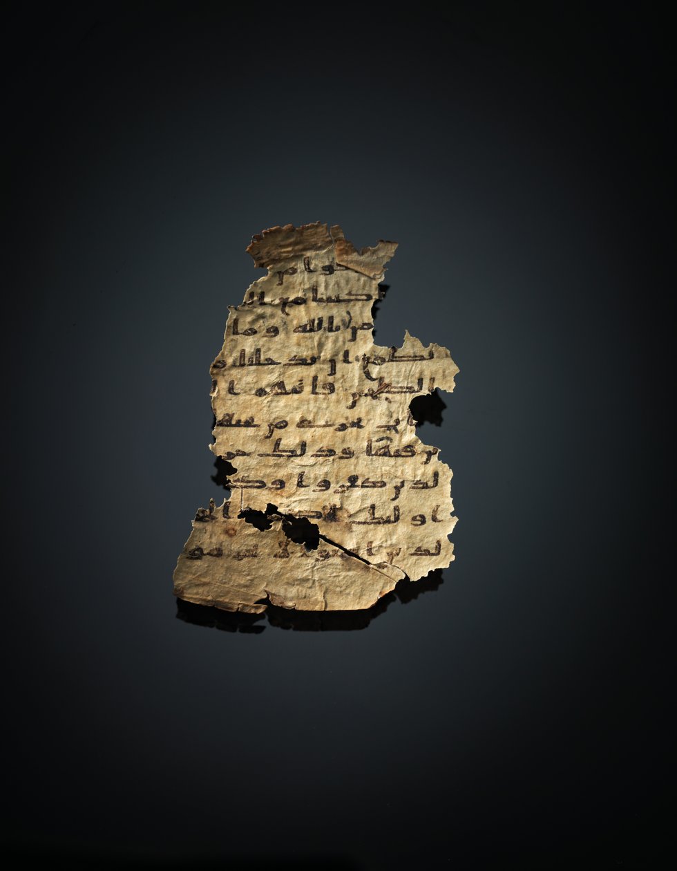 Side fra en uoptaget Koran-palimpsest kopieret på en tidligere koptisk bibel, sandsynligvis Egypten, ca. 8. århundrede (blæk på vellum) af Unbekannt