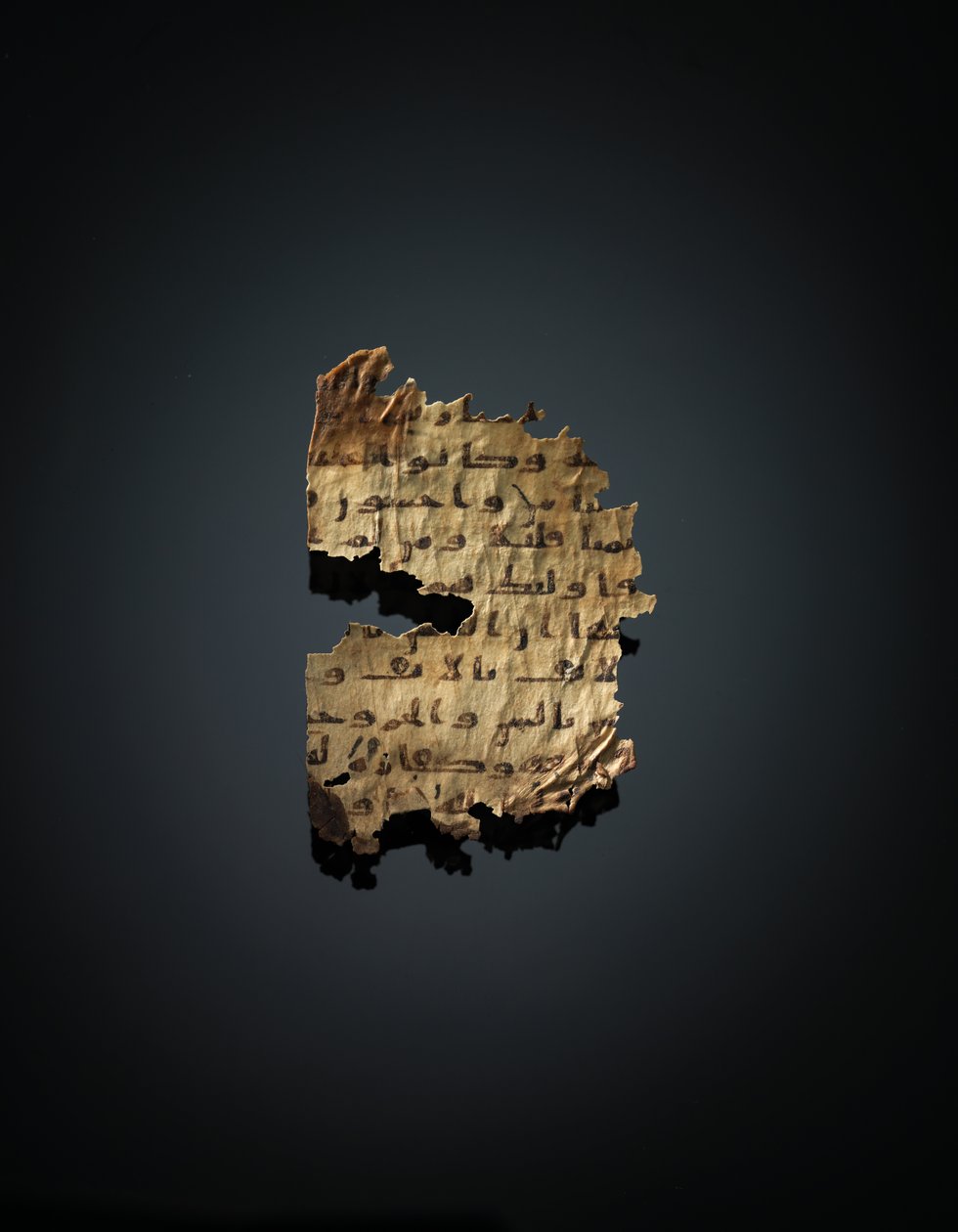Side fra en uoptaget Koran-palimpsest kopieret på en tidligere koptisk bibel, sandsynligvis Egypten, ca. 8. århundrede (blæk på vellum) af Unbekannt