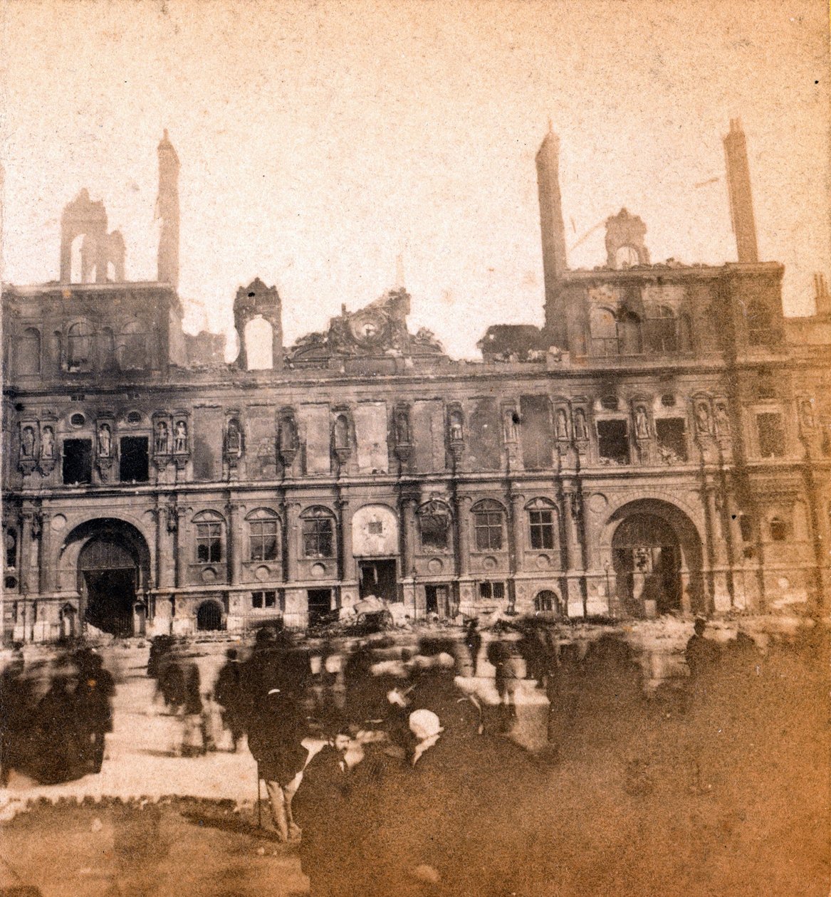 Paris Commune (1871): udsigt over Hotel de Ville efter branden i maj 1871. Anonym fotografering. Print på pap Dim. 8,5x8 cm af Unbekannt