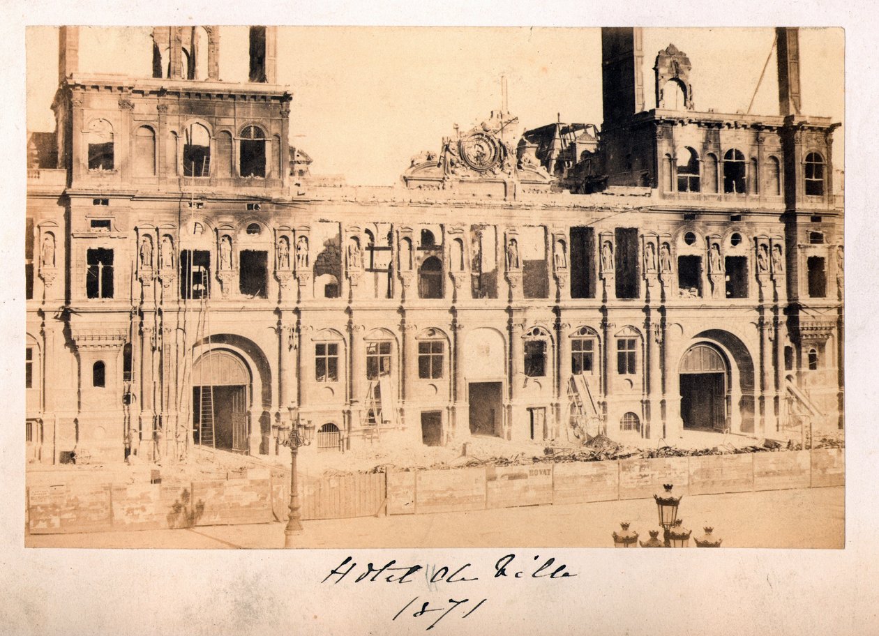 Paris Commune (1871): udsigt over Hotel de Ville efter branden i maj 1871. Anonym fotografering. Print på pap Dim. 15x10 cm af Unbekannt