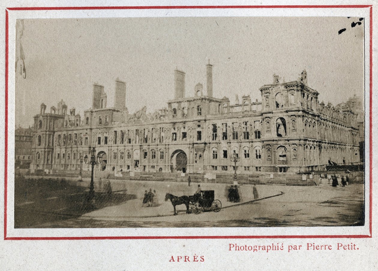 Paris Commune (1871): udsigt over Hotel de Ville i Paris efter dets brand i maj 1871. Foto af Pierre Pepetit. Tryk på pap, Dim. 9x5,4 cm af Unbekannt