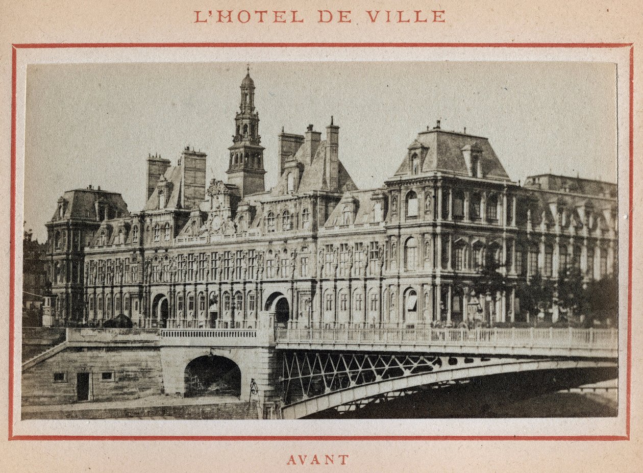 Paris Commune (1871): udsigt over Hotel de Ville i Paris før dets brand i maj 1871. Foto af Pierre Pepetit. Print på pap, Dim. 9x5,4 cm af Unbekannt