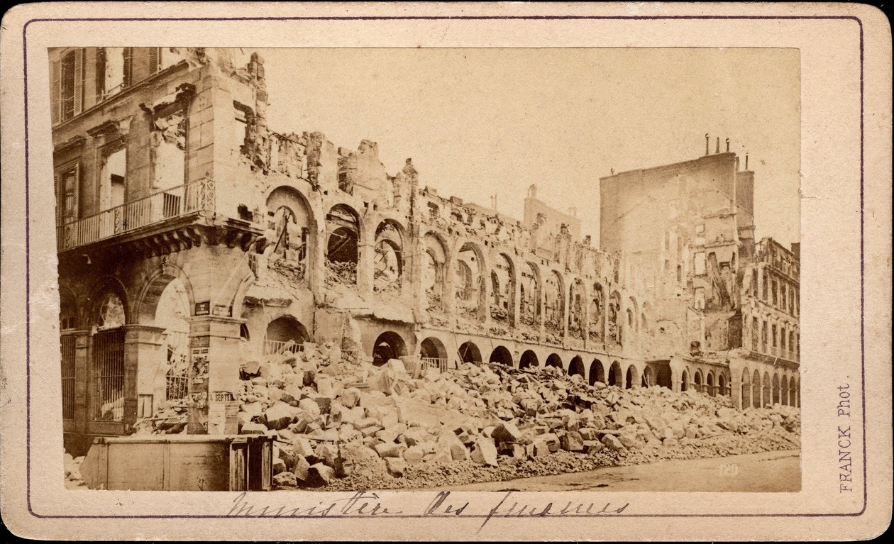 Paris Kommune (1871): udsigt over finansministeriet i ruiner i maj 1871. Franck fotografering. Svag. 10,3x6,9 cm af Unbekannt