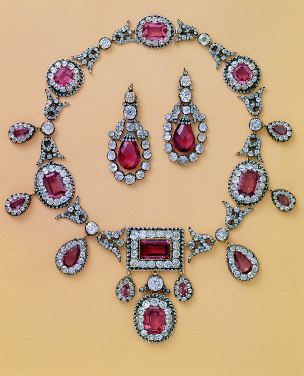 Del af en antik spinel- og diamantparure bestående af diadem, hårpynt, halskæde og ørehængere af Unbekannt