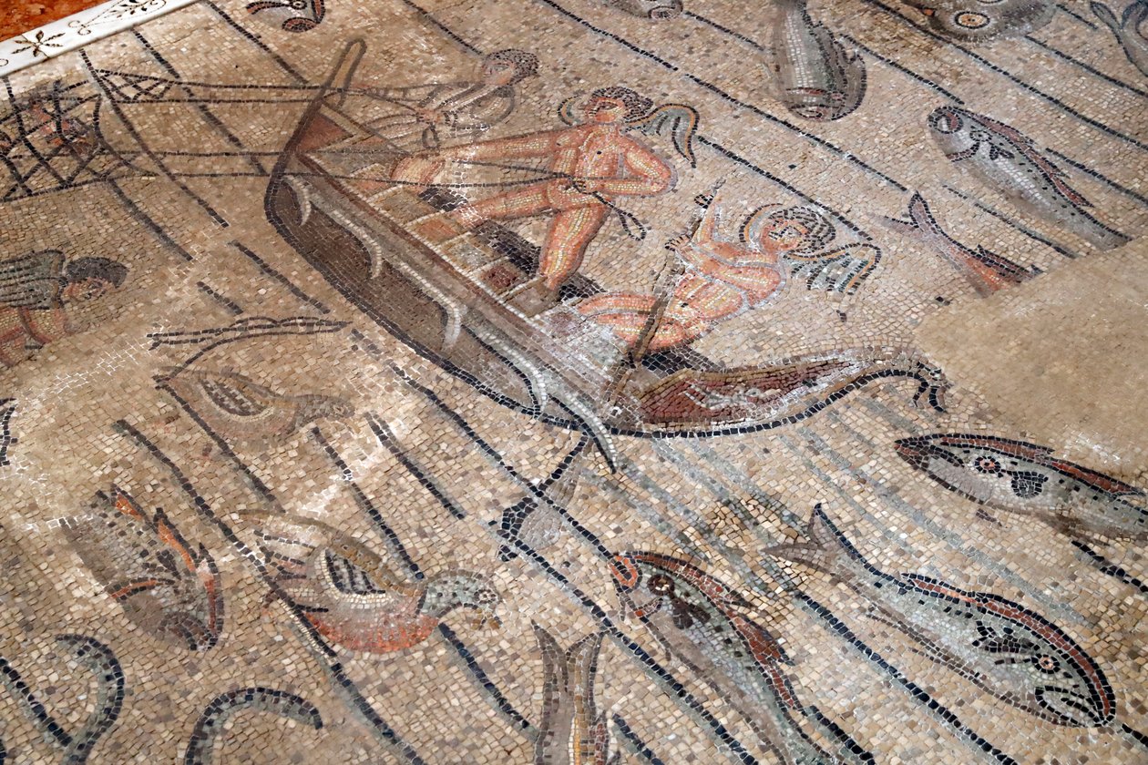 Patriarkalske basilika i Aquileia. Mosaikgulv med kristen symbolik, 4. århundrede. Italien. af Alec Hunter