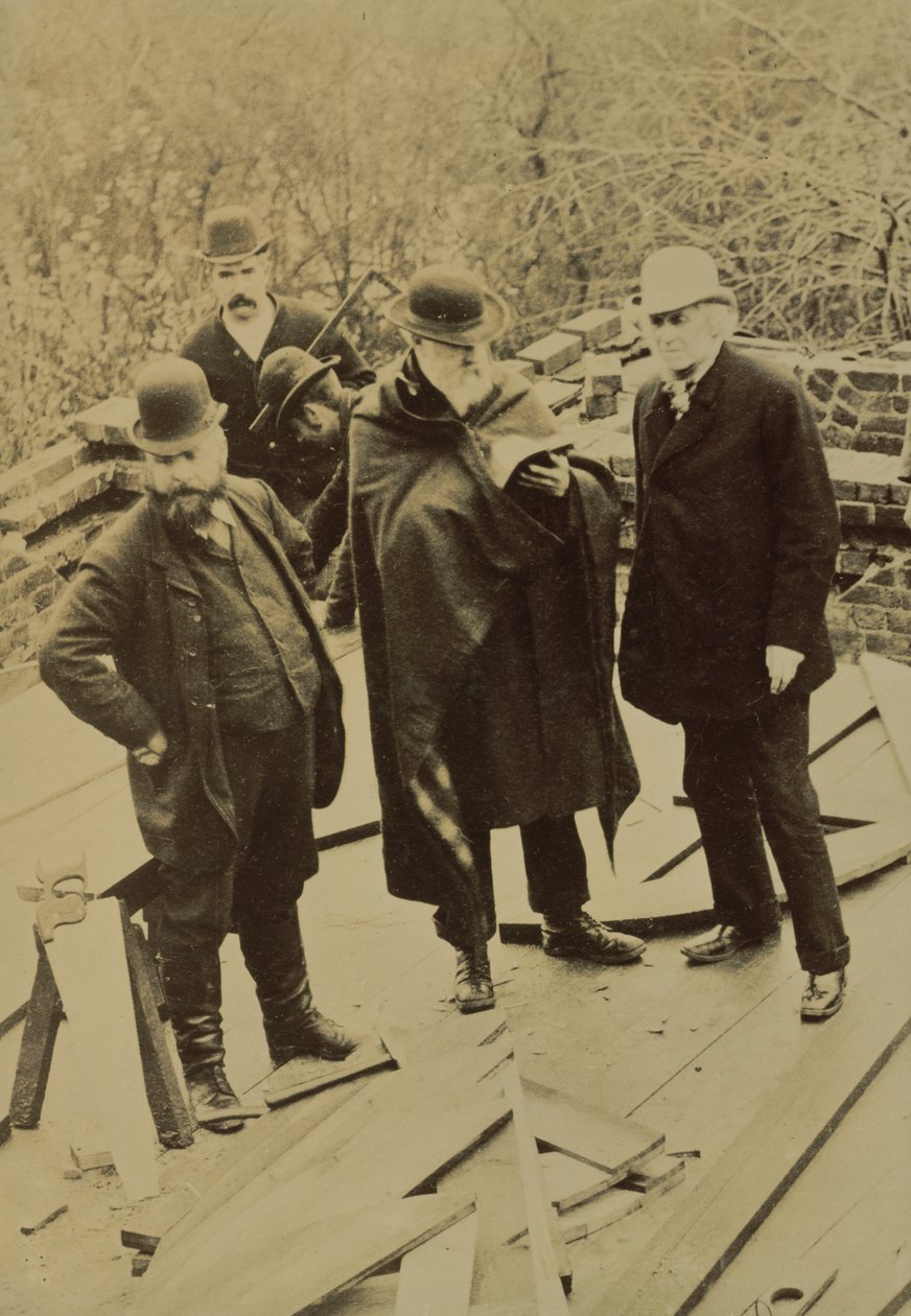 Philip Webb (1831-1915) Under opførelsen af det røde hus, bygget til William Morris (s/h foto) af Unbekannt